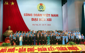 Lãnh đạo Đảng, Nhà nước, Quốc hội chụp ảnh lưu niệm cùng các đại biểu tham dự Đại hội XII Công đoàn Việt Nam (9/2018)..