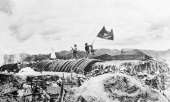 Chiều 7/5/1954, lá cờ “Quyết chiến - Quyết thắng” của Quân đội nhân dân Việt Nam tung bay trên nóc hầm tướng De Castries, đánh dấu Chiến dịch lịch sử Điện Biên Phủ đã toàn thắng.