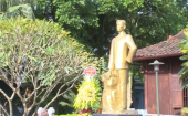 Tượng đồng chí Hoàng Đình Giong tại Khu lưu niệm đồng chí Hoàng Đình Giong được xây dựng tại xóm Nà Toàn, phường Đề Thám, thành phố Cao Bằng.