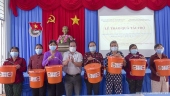 Đ/c Nguyễn Văn Thơm - Huyện ủy viên, Chủ tịch Hội Nông dân huyện trao tặng các phần quà cho nữ hội viên