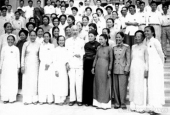 Chủ tịch Hồ Chí Minh và các nữ đại biểu tại Đại hội đại biểu toàn quốc lần thứ III của Đảng, tháng 9 năm 1960 (Ảnh tư liệu)