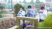 Các đồng chí lãnh đạo Huyện ủy thắp hương tưởng niệm tại nghĩa trang Liệt sĩ