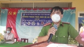 Đ/c Đại úy Đặng Huyền Phong - Trưởng Công an xã Đồng Thạnh tuyên truyền cho các em học sinh