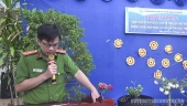 Thiếu tá Ngô Đề Cảnh - Trưởng Công an xã tuyên truyền cho các em học sinh