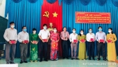 Đ/c Nguyễn Văn Thu - Phó Hiệu trưởng Trường Chính trị tỉnh Tiền Giang trao Chứng chỉ cho các học viên