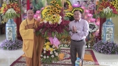 Đ/c Phạm Nguyễn Hoàng Vũ - Phó Bí thư Thường trực Huyện ủy tặng hoa chúc mừng Đại Lễ Phật Đản
