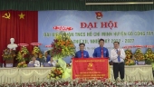 Đồng chí Phạm Nguyễn Hoàng Vũ - Phó Bí thư Thường trực Huyện ủy tặng bức trướng