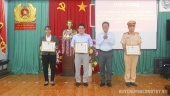 Đ/c Huỳnh Thanh Bình -  Chủ tịch UBND huyện trao giấy khen cho các tập thể có thành tích xuất sắc