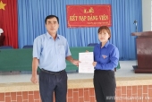 Đ/c Huỳnh Minh Văn – ĐUV – Chỉ huy trưởng Quân sự, phụ trách ấp trao quyết định cho đảng viên mới