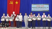 Mạnh thường quân tặng quà cho các em học sinh