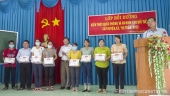 Đ/c Hồ Văn Hùng - UVBTV -Trưởng Ban Tuyên giáo Huyện ủy, Giám đốc Trung tâm Chính trị huyện trao giấy khen cho các học viên đạt thành tích xuất sấc