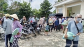 Xã Bình Phú vận động mạnh thường quân tổ chức tặng quà cho hộ khó khăn trên địa bàn xã