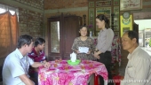 Đ/c Nguyễn Thị Mỹ Nương – Phó Giám đốc Sở LĐTBXH trao quà cho người cao tuổi
