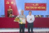Đ/c Phạm Nguyễn Hoàng Vũ - Phó Bí thư Thường trực Huyện ủy trao Huy hiệu 40 năm tuổi Đảng cho đồng chí Phạm Duy Tư