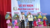 Ông Đinh Tấn Hoàng - TUV, Bí Thư Huyện ủy Gò Công Tây trao giấy công nhận trường THPT Vĩnh Bình đạt danh hiệu tập thể lao động xuất sắc năm học 2021-2022