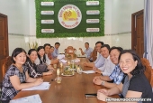 Chị Trần Thị Luôn – Phó giám đốc Công ty Đông trùng hạ thảo Thiên Ân cùng Đoàn thẩm định của Sở Văn hóa, Thể thao và Du lịch