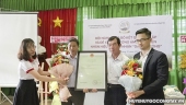 Đại diện Sở Khoa học - Công nghệ trao giấy chứng nhận nhãn hiệu "Gạo Gò Công" cho UBND huyện Gò Công Tây