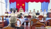 Bà Phan Ngọc Hường, Chủ tịch Hội Người Cao tuổi huyện tặng giấy khen của UBMTTQ VN huyện Gò Công Tây cho các cá nhân đã có thành tích trong phong trào thi đua “Tuổi cao gương sáng” năm 2022