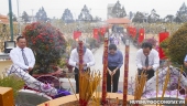 Lãnh đạo huyện thắp hương tưởng niệm tại Đài liệt sĩ huyện