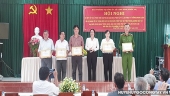 Đ/c Nguyễn Thị Kim Ngọc - Bí thư Đảng ủy xã trao giấy khen cho các đơn vị có thành tích xuất sắc