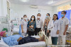 Bác sĩ Giảng Văn Phi Điền (đứng giữa) cùng đoàn nhà hảo tâm thăm và tặng quà cho bệnh nhân tại khoa