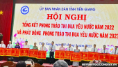 ​Bà Phạm Thị Thanh Hoa, Chủ tịch UBND xã Thành Công nhận Cờ thi đua của UBND tỉnh Tiền Giang (thứ 5 từ phải sang)
