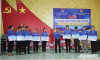 Bí thư Huyện đoàn Lê Thanh Nghị trao Bảng tượng trưng thực hiện các công trình Tháng Thanh niên năm 2023 cho các đơn vị.