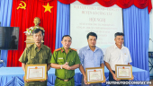 Đ/c Thượng tá Nguyễn Văn Bền - Phó Trưởng Công an huyện trao giấy khen cho 03 cá nhân có thành tích xuất sắc