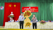 Ông Phạm Nguyễn Hoàng Vũ - Phó Bí thư Thường trực Huyện ủy Gò Công Tây tặng lẵng hoa chúc mừng Đại hội