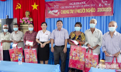 Ủy ban MTTQ Việt Nam huyện Gò Công Tây vận động Agribank Chi nhánh huyện tặng quà cho người dân có hoàn cảnh khó khăn dịp tết Nguyên Đán 2023.