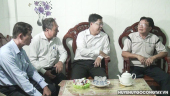 Ông Trần Thanh Nguyên- Ủy viên Ban Thường vụ Tỉnh ủy, Phó Chủ tịch Thường trực Hội đồng nhân dân tỉnh thăm hỏi gia đình chính sách.