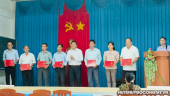 Đ/c Hồ Văn Hùng - UVBTV -Trưởng Ban Tuyên giáo Huyện ủy, Giám đốc Trung tâm Chính trị huyện trao giấy chứng nhận cho học viên.