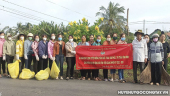 Hội Nông dân Thị trấn Vĩnh Bình ra quân dọn vệ sinh chỉnh trang các tuyến đường hoa.