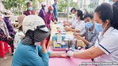 Khám bệnh và phát thuốc chữa bệnh miễn phí cho người cao tuổi tại xã Đồng Sơn.