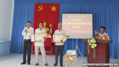 Đ/c Nguyễn Thanh Hoàng –UVTV. CN UBKT Huyện ủy trao Huy hiệu Đảng cho đảng viên.