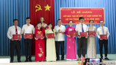 Đ/c Võ Minh Phụng - Huyện ủy viên, Phó Trưởng Ban Tổ chức Huyện ủy trao giấy chứng nhận cho học viên.