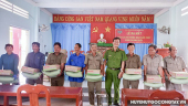 Xã Đồng Sơn tặng quà cho Đội Dân phòng phòng, chống tội phạm 04 ấp
