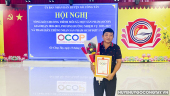 Anh Trần Thanh Phương - Chủ Cơ sở sản xuất lạp xưởng Tý Ngọc địa chỉ ấp Thuận Trị, xã Bình Tân nhận chứng nhận thương hiệu OCOP năm 2023.