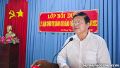 Đ/c Hồ Văn Hùng - UVBTV -Trưởng Ban Tuyên giáo Huyện ủy, Giám đốc Trung tâm Chính trị huyện phát biểu tại Lễ bế giảng.