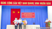 Đ/c Đinh Tấn Hoàng – TUV – Bí thư Huyện ủy trao quyết định cho 2 đồng chí.