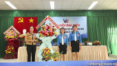 Lãnh đạo Đảng ủy xã Long Bình tặng hoa chúc mừng đại hội.
