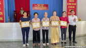 Bà Nguyễn Thị Bảy (thứ 3 từ trái qua) được UBND xã Yên Luông tặng Giấy khen đạt thành tích thực hiện tốt chuyên đề thi đua “Quy chế dân chủ, Dân vận khéo - Dân vận chính quyền năm 2023”.