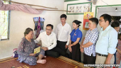 Đoàn cán bộ, lãnh đạo Tòa án nhân dân tỉnh Tiền Giang đến thăm chúc Tết tặng quà các gia đình chính sách trên địa bàn xã Thạnh Nhựt