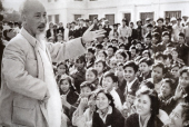 Chủ tịch Hồ Chí Minh nói chuyện với học sinh Trường Nghệ thuật Sân khấu Trung ương ở khu văn công Mai Dịch, Hà Nội, ngày 25-11-1961