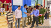 Ủy ban nhân dân tỉnh Tiền Giang tặng quà cho lực lượng dân phòng, tổ nhân dân tự quản tại xã Bình Tân nhân dịp Tết nguyên đán Giáp Thìn năm 2024
