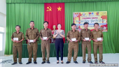 Bà Huỳnh Thị Kim Huệ - Phó Bí thư Đảng ủy – Chủ tịch Ủy ban nhân dân xã Long Vĩnh tặng quà cho Đội Dân phòng