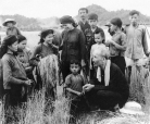Bác Hồ thăm nông dân hợp tác xã Hùng Sơn, huyện Đại Từ, tỉnh Thái Nguyên, gặt mùa năm 1954 (Ảnh: Tư liệu)