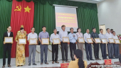 Đồng chí Nguyễn Anh Vũ (đứng thứ 3 từ trái sang) được BTV Huyện ủy trao tặng giấy khen đảng viên hoàn thành xuất sắc nhiệm vụ 5 năm liền.