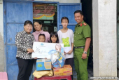 Đại úy Nguyễn Thành Sang - Trưởng Công an xã Bình Tân người “Cha đỡ đầu” cho các em khó khăn của xã