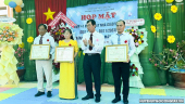 Cô giáo Hồ Thị Kim Liên vinh dự nhận bằng khen của tỉnh.